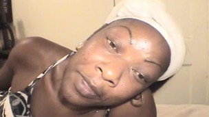 Darksome skinned nympho Susan sends her lips fascinating a lengthy white stick