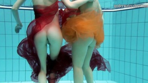 Sara and Gazel know how to have great pleasure under water