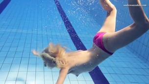 Hot Elena shows what she can do under water